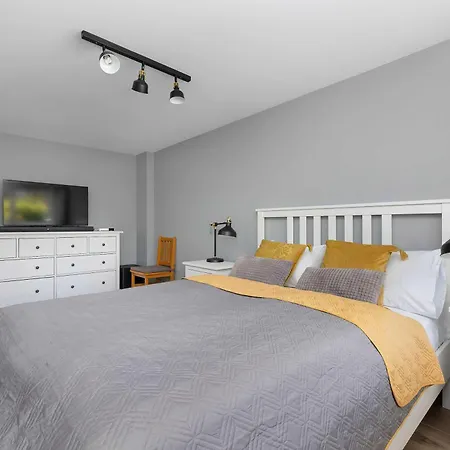 Modern With Parking And Garden By Renters Daire